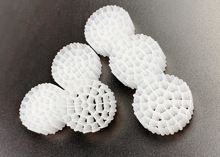 معدات تهوية الوسائط البيولوجية البلاستيكية IFAS MBBR K1 الوسائط المرشحة اللون الأبيض