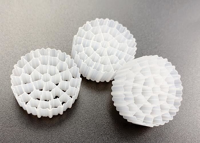 HDPE العذراء 25 * 10MM اللون الأبيض MBBR وسائل المرشح البلاستيكية مساحة سطح كبيرة