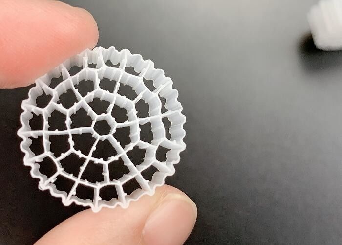 HDPE العذراء 25 * 10MM اللون الأبيض MBBR وسائل المرشح البلاستيكية مساحة سطح كبيرة