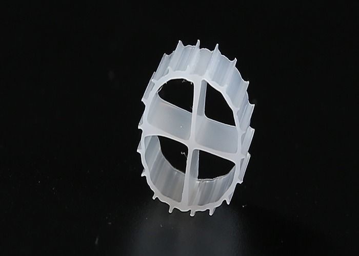 مادة PE مقاومة للصدمات أحواض الأحياء المائية MBBR فلتر الوسائط الملون الأبيض حامل fda 11 * 7MM حامل MBBR Biofilm