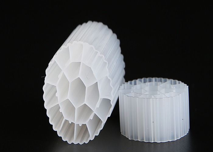 الوسائط المرشحة البكر HDPE MBBR مع اللون الأبيض وطول عمر الخدمة للحجم 35 * 18mm