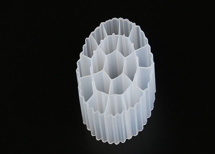 الوسائط المرشحة البكر HDPE MBBR مع اللون الأبيض وطول عمر الخدمة للحجم 35 * 18mm