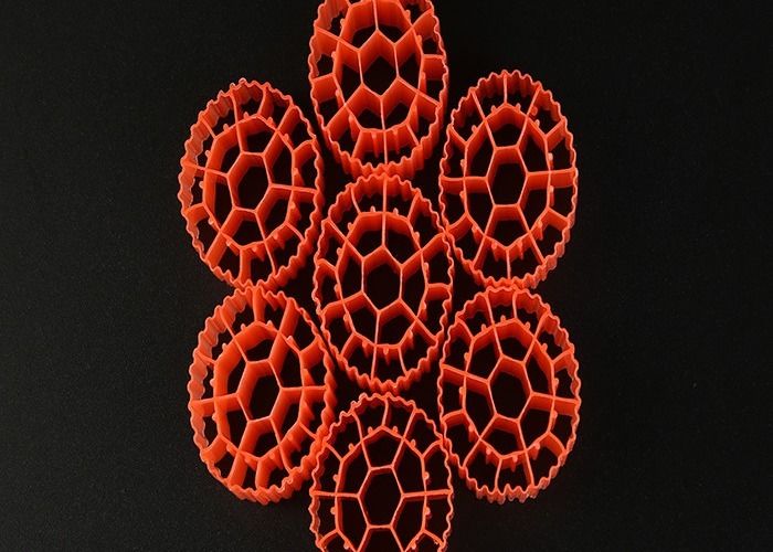 مادة HDPE K1 وسائل التصفية 25 * 10mm الحجم واللون الأبيض لمعالجة مياه الصرف الصحي