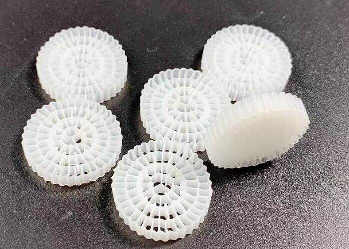 HDPE Mbbr الناقل الفلتر البيولوجي لمزارع الأسماك الأسرة المعلقة 25x4MM