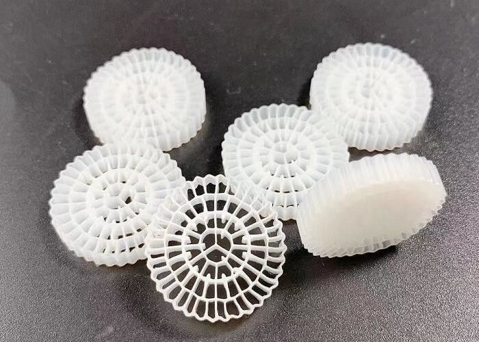 HDPE Mbbr الناقل الفلتر البيولوجي لمزارع الأسماك الأسرة المعلقة 25x4MM