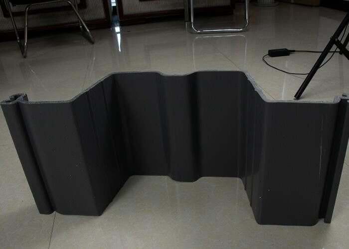 مادة بلاستيكية معاد تدوير كومة ورق PVC لمعالجة المياه حل اللون الرمادي